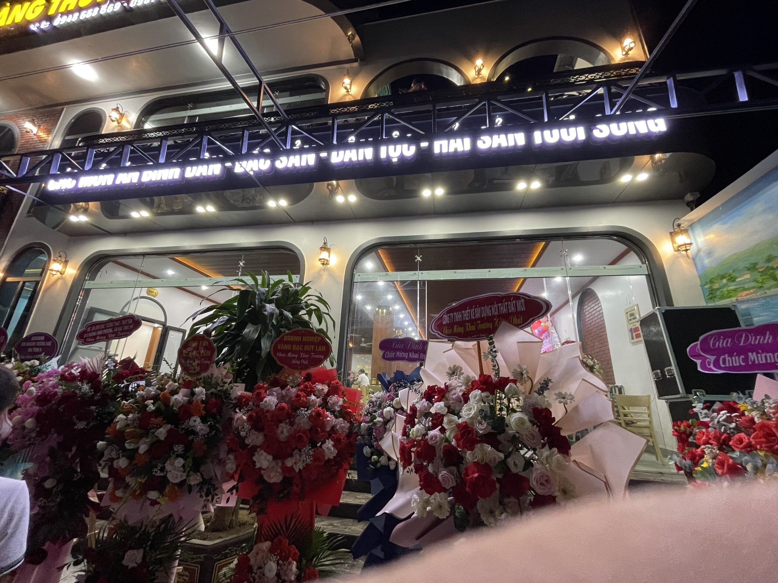 NHÀ HÀNG THỦY HUYỀN