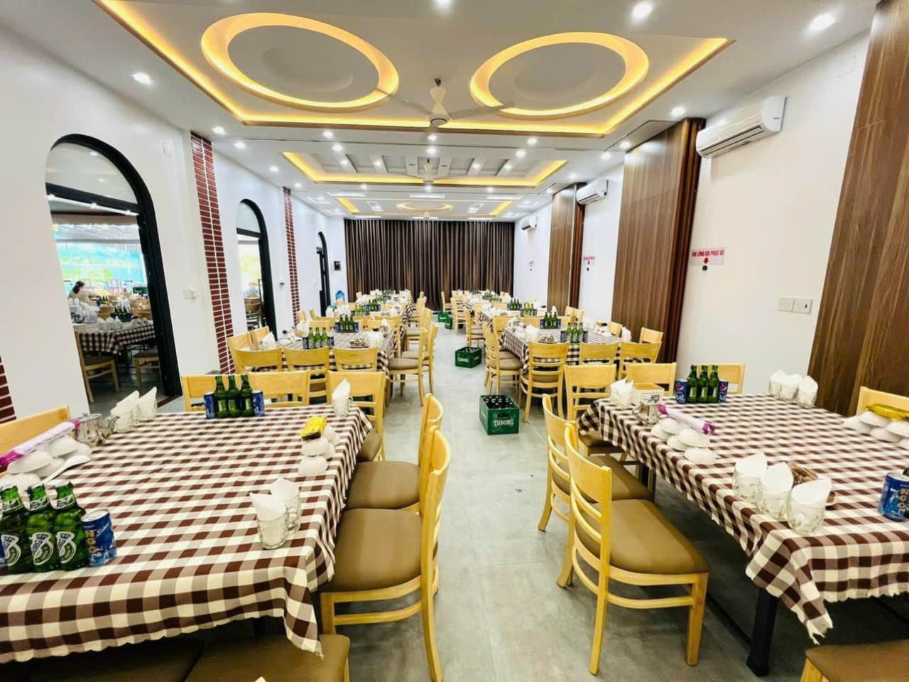 NHÀ HÀNG THỦY HUYỀN
